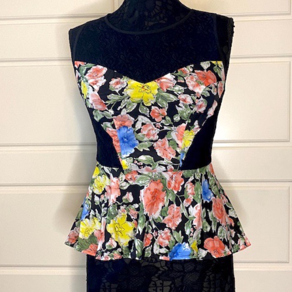 NWT Flower Bed Lace Peplum Top Sleeveless Blouse